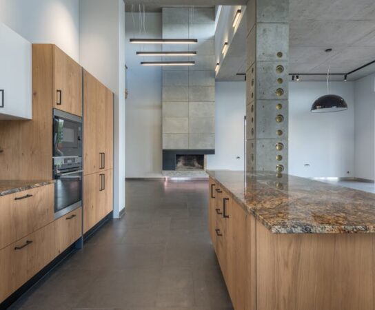 Kasetony sufitowe akustyczno-termiczne z PCM – cichsze i stabilniejsze temperatury bez klimatyzacji