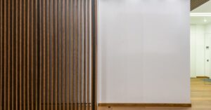 Mobilne ściany z filcu i lnu – akustyczne panele z roślinami i światłem do szybkiej metamorfozy mieszkania