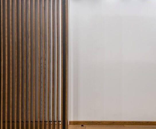 Mobilne ściany z filcu i lnu – akustyczne panele z roślinami i światłem do szybkiej metamorfozy mieszkania