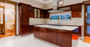 Wyspa kuchenna z wbudowaną uprawą hydroponiczną mikroliści – mebel, który karmi, zdobi i oszczędza