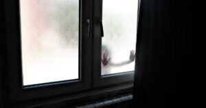 Aerogelowe zasłony i panele okienne – niewidoczna izolacja, która ociepla zimą i chłodzi latem