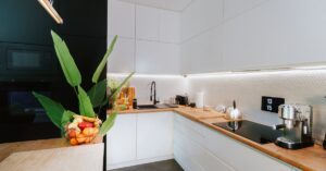 Meble, które magazynują chłód i ciepło: projektowanie wnętrz z materiałami PCM dla stabilnej temperatury bez hałaśliwej klimatyzacji