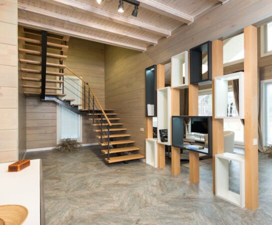 Szczelinowy sufit 3 w 1 do salonu i biura domowego – światło, nawiew i akustyka w jednym systemie DIY