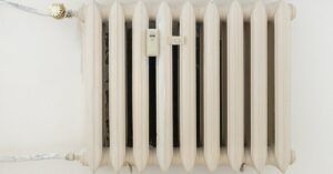 Ciepłe meble 2.0 – ukryte magazyny energii w salonie i sypialni z materiałami PCM