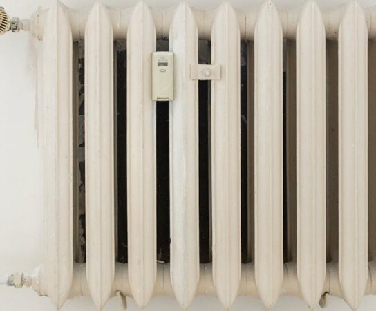 Ciepłe meble 2.0 – ukryte magazyny energii w salonie i sypialni z materiałami PCM