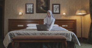 Meble z materiałami zmiennofazowymi – stolik, zagłówek i puf, które stabilizują temperaturę bez prądu