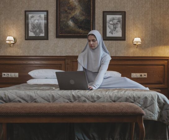 Meble z materiałami zmiennofazowymi – stolik, zagłówek i puf, które stabilizują temperaturę bez prądu