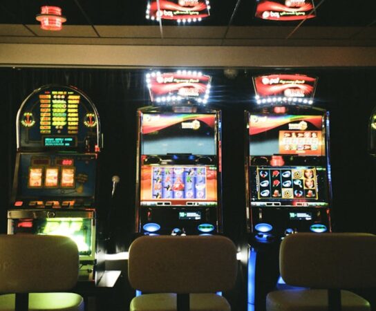 Sufit napinany mikroperforowany 2w1: cicha akustyka i ukryta wentylacja dla salonu i home office