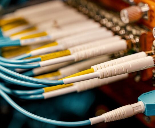 Pasywne światłowodowe świetliki do mieszkań i domów – naturalne światło bez prądu w korytarzach, łazienkach i kuchniach