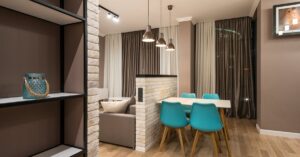 Ściano-meble na szynach: ruchome moduły, które zamieniają 30 m² w 5 pokoi – przewodnik od projektu po montaż