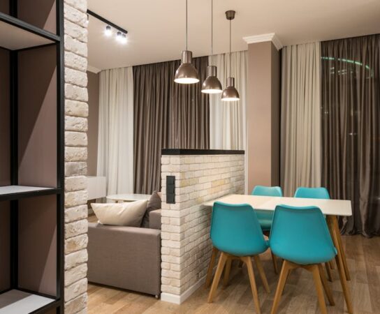 Ściano-meble na szynach: ruchome moduły, które zamieniają 30 m² w 5 pokoi – przewodnik od projektu po montaż