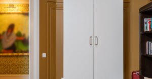 Meble z pamięcią termiczną: panele PCM w zagłówkach, ławkach i szafkach, które chłodzą dom pasywnie