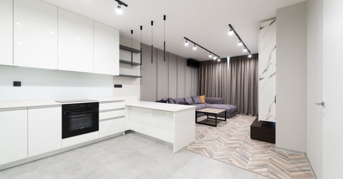 Magnetyczna szyna 48 V w domu – jedno zasilanie dla światła, czujników i mini mebli