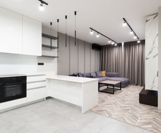 Magnetyczna szyna 48 V w domu – jedno zasilanie dla światła, czujników i mini mebli