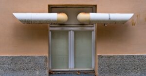 Listwy przypodłogowe jako cicha wentylacja domu – mikrokanałowy nawiew i odzysk ciepła ukryty w meblach