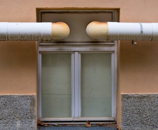 Listwy przypodłogowe jako cicha wentylacja domu – mikrokanałowy nawiew i odzysk ciepła ukryty w meblach